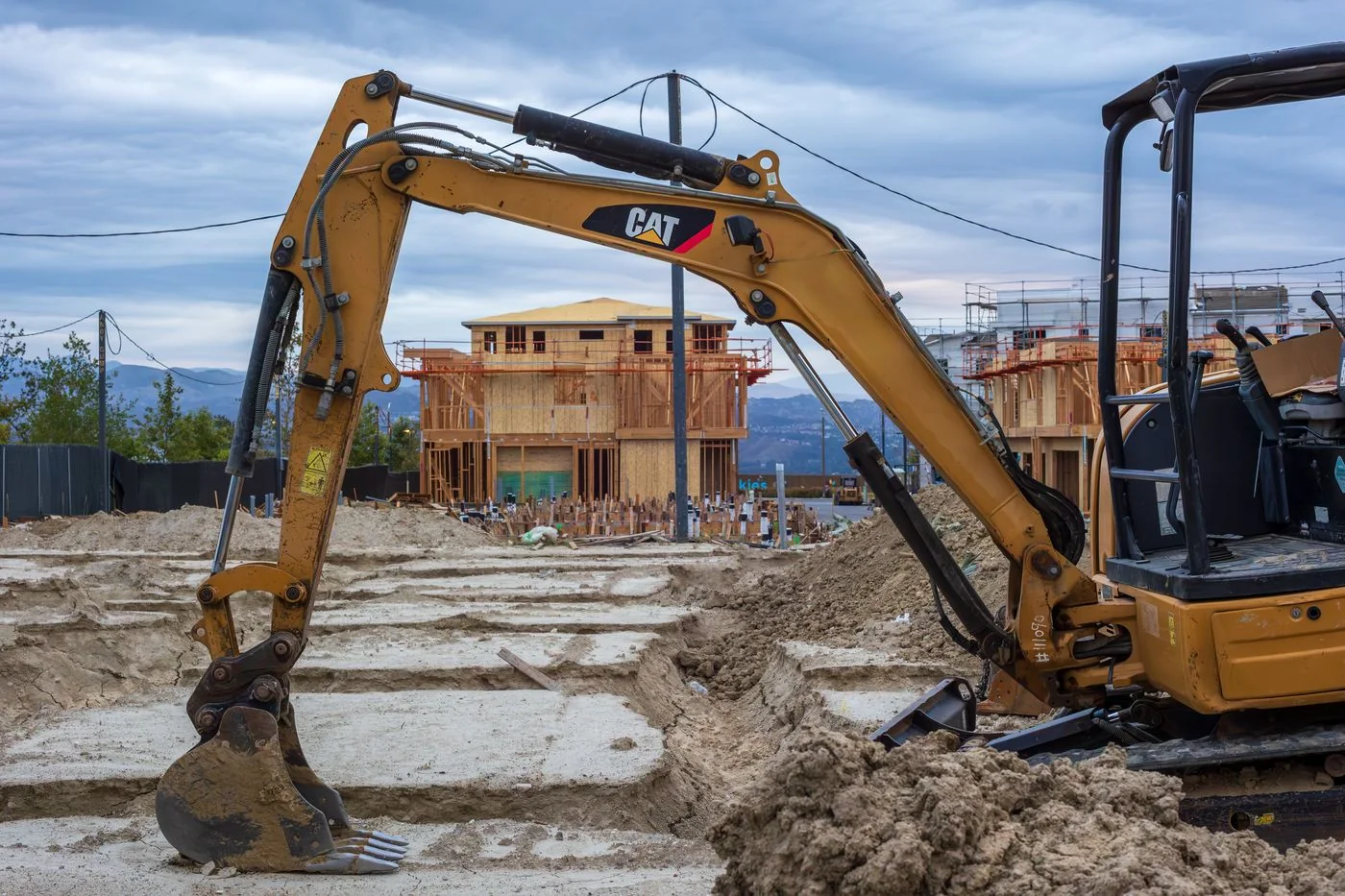 Excavadora trabajando en una obra de construcción.