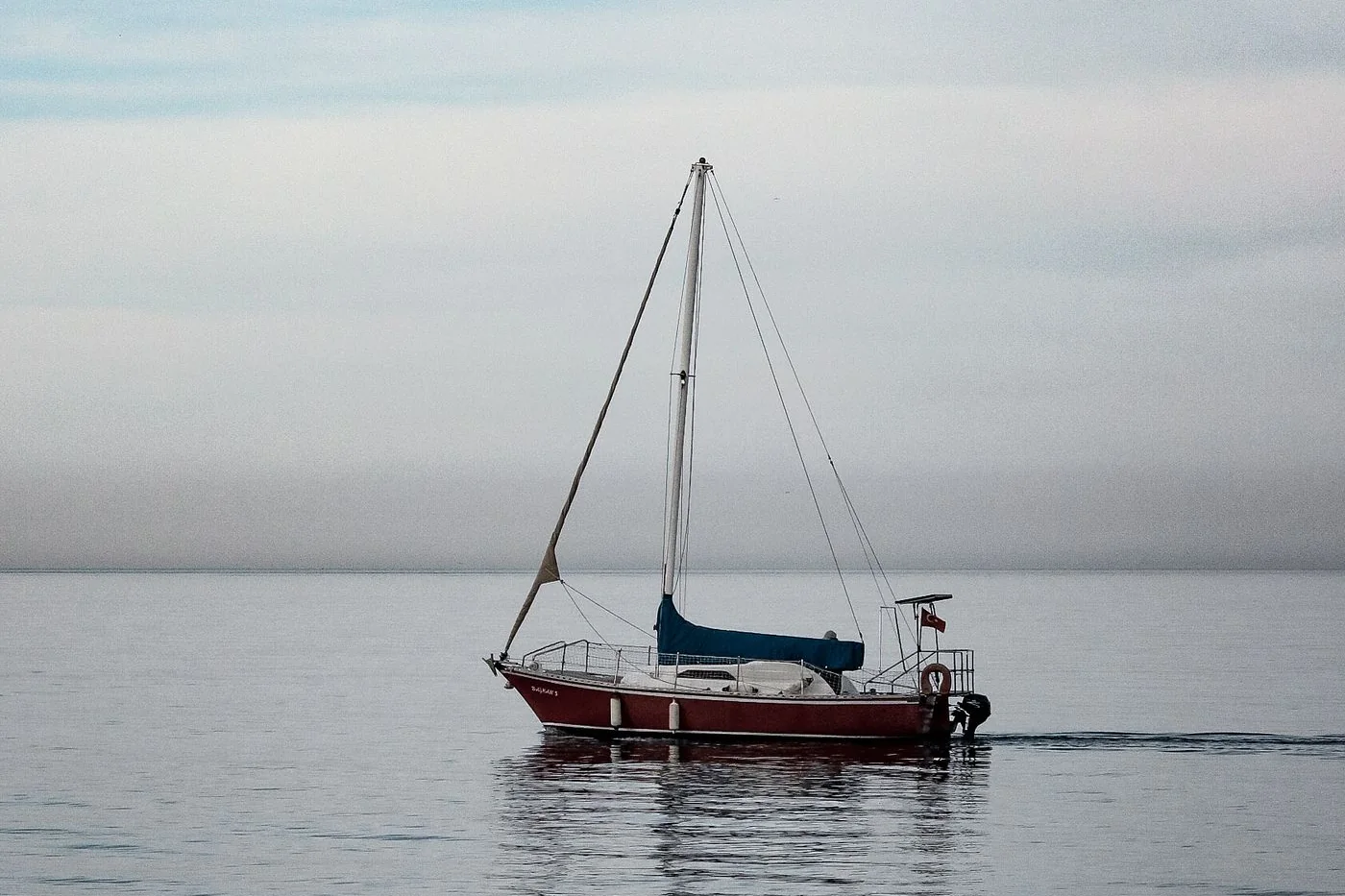 Velero navegando sobre un mar tranquilo.
