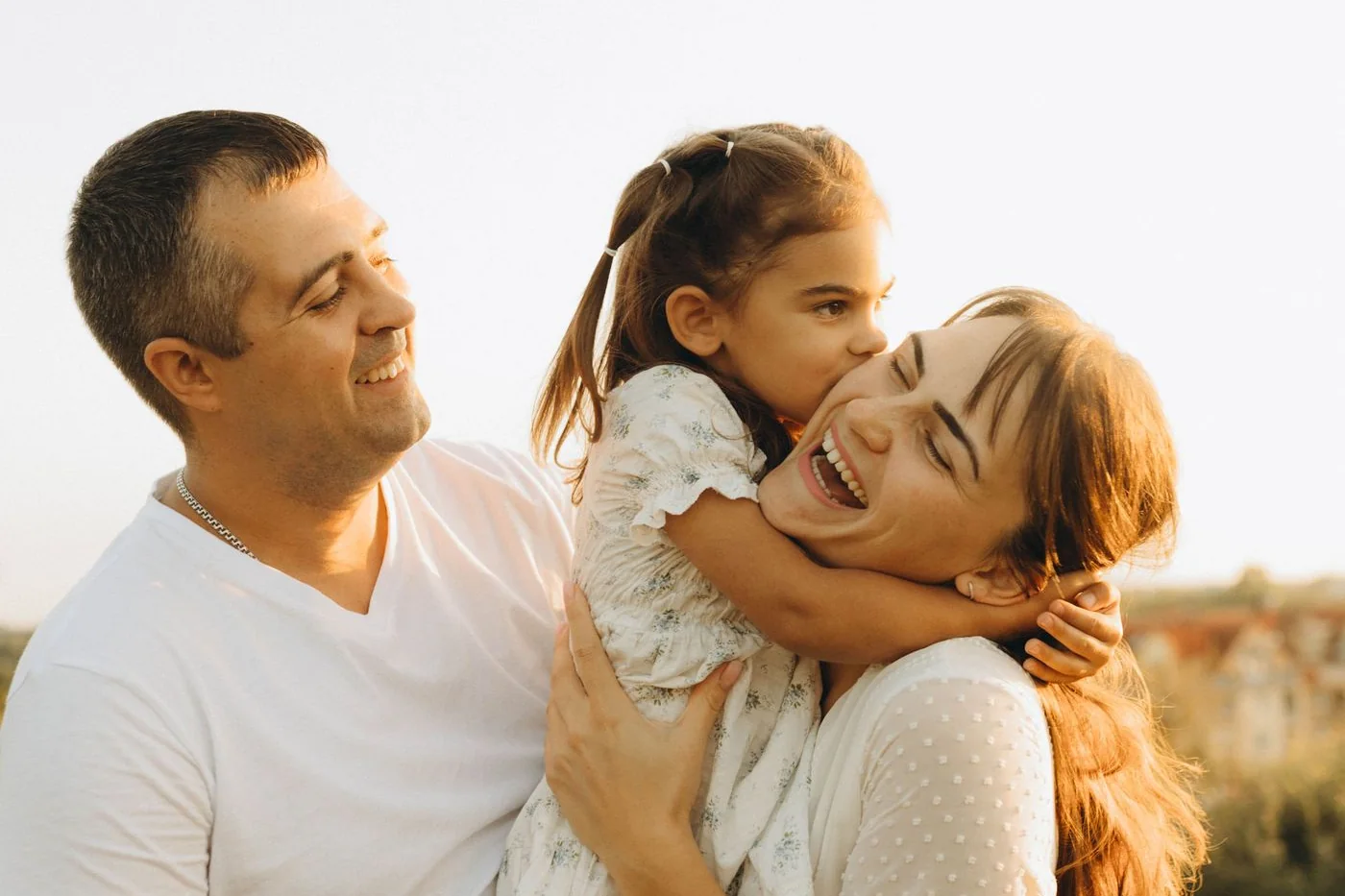 Familia disfrutando de tiempo al aire libre